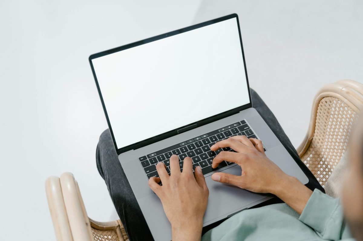 **Taylor Lorenz's Inbox Infinity: 17-Hour Screen Time, A Glimpse into the Digital Abyss**