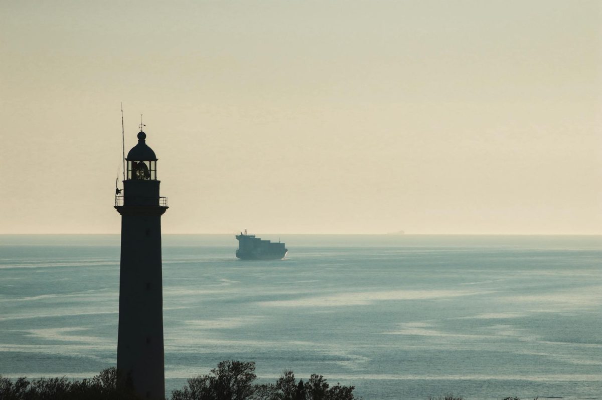 Stranded Ships in Strait of Hormuz to Receive US Guidance Amid Ongoing Tensions