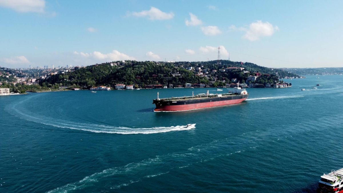 South Korean-Flagged Supertanker Attempts Hormuz Crossing