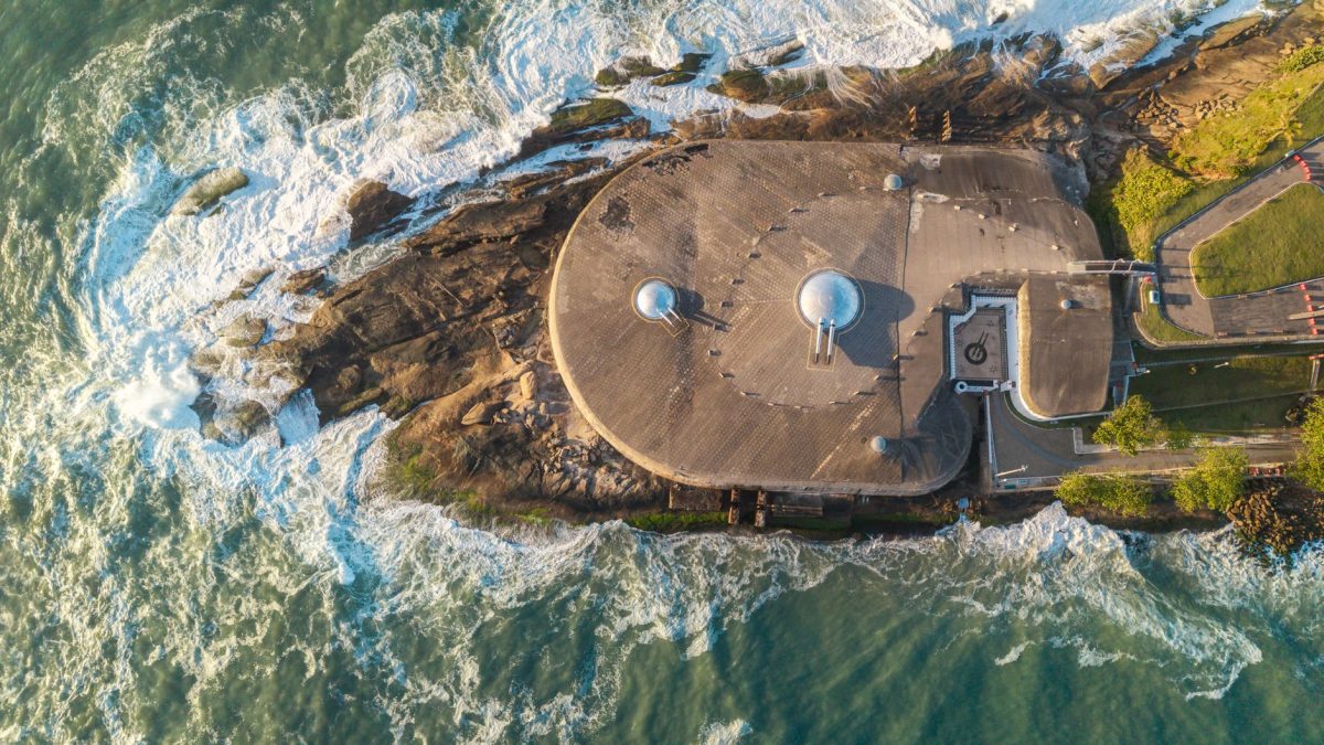 Forças dos EUA atacam instalações de radar iranianas após abater drones no estreito de Hormuz