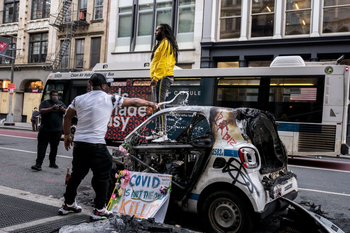 Manifestantes incendeiam Tesla e quebram janelas de pru00e9dio da ONU em protestos na Suu00eda contra o G7