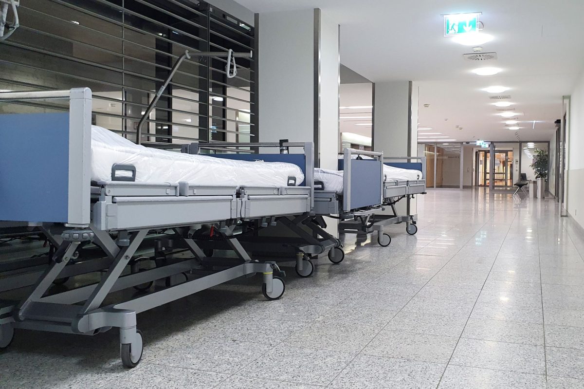 Heatwave Crisis Plagues NHS: Doctors Describe Deteriorating Conditions on Hospital Grounds